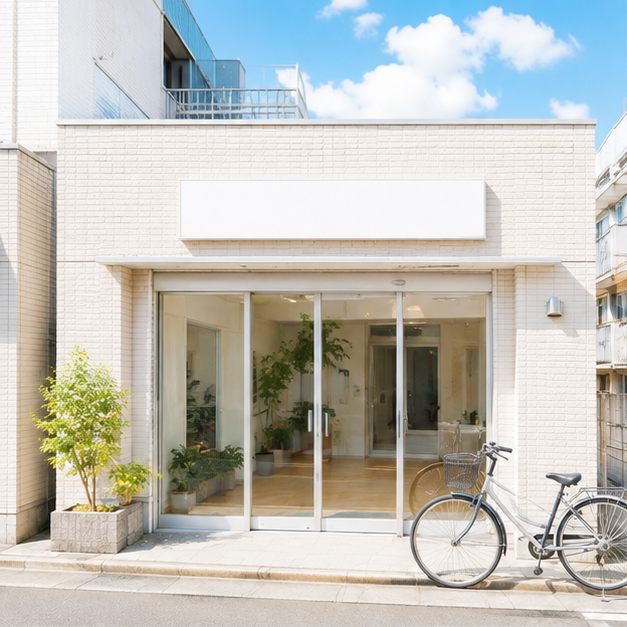 整骨院たかはしの外観。1階に入った白い壁とガラス張りの入口
